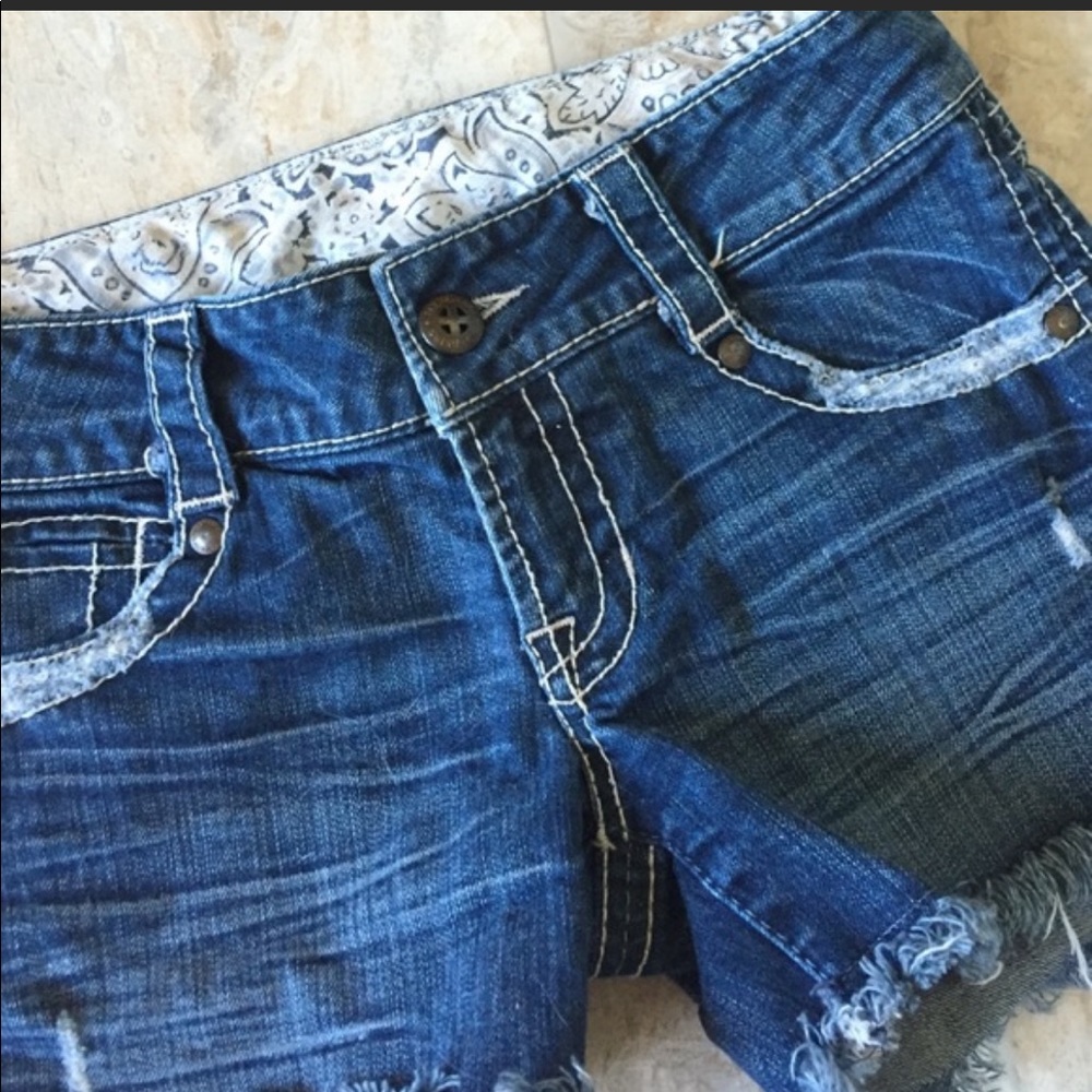 Tag denim shorts